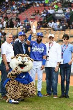 LIDOM entregó premio de MVP del Round Robin a Emilio Bonifacio