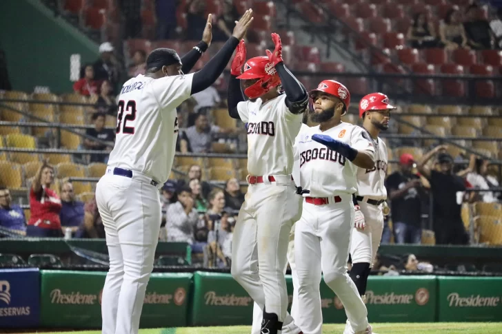 Abraham Almonte conecta jonrón y los Leones ganan segundo en casa