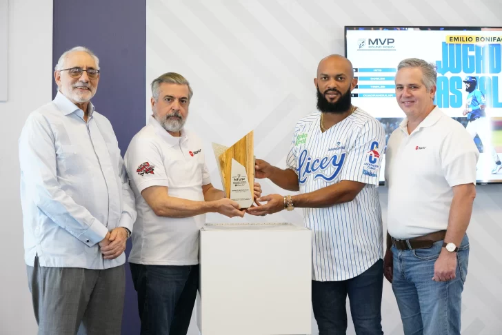 LIDOM y Pizza Hut entregan premio de JMV del Round Robin a Emilio Bonifacio
