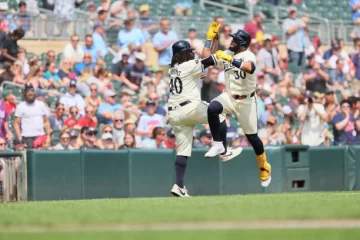 Carlos Santana empata con Adrián González y George Brett