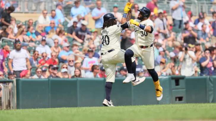 Carlos Santana empata con Adrián González y George Brett