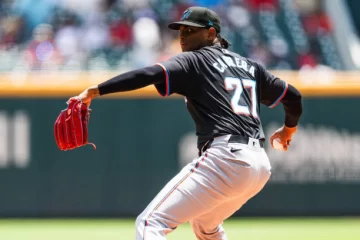 Edward Cabrera poncha a ocho frente a los Bravos de Atlanta