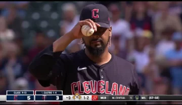 Emmanuel Clase a cuatro rescates del líder de Cleveland