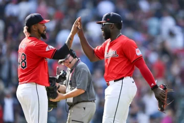 Emmanuel Clase a uno del liderato histórico de Cleveland