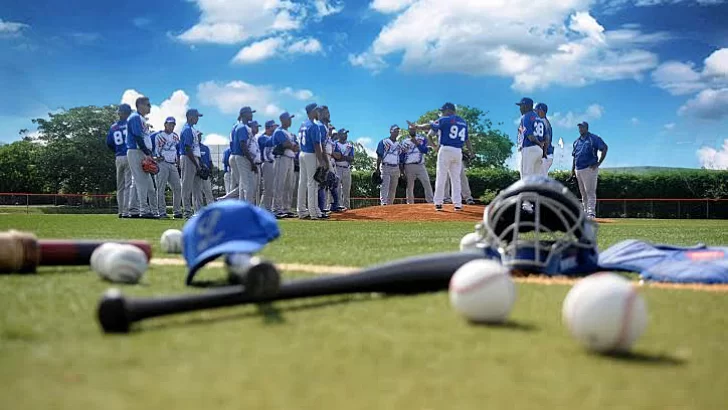 Lanzadores y receptores a entrenamientos del Licey