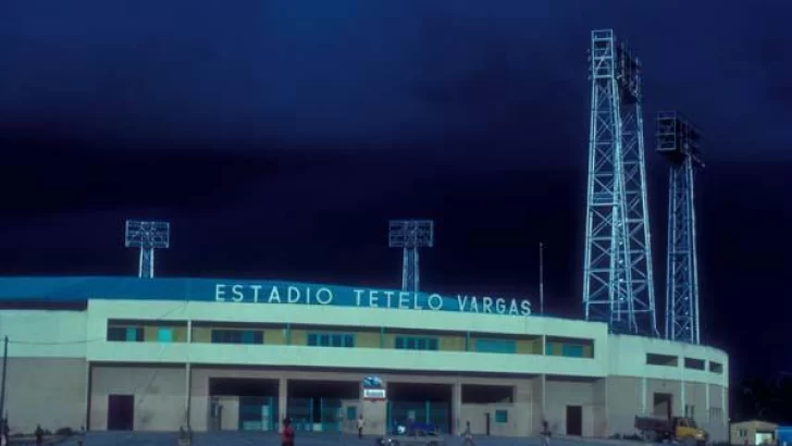 Kenneth  MacKenzie domó Leones en inauguración Estadio Oriental