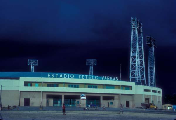 Kenneth  MacKenzie domó Leones en inauguración Estadio Oriental