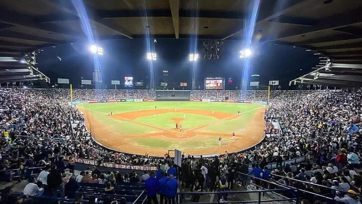 Magallanes vs La Guaira en noche inaugural en LVBP