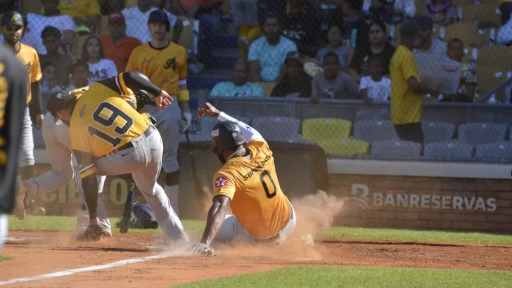 Águilas blanquean Granjeros en juego benéfico