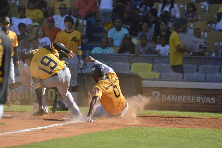 Águilas blanquean Granjeros en juego benéfico