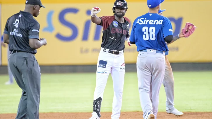 Lawlar y Johnson guían al Licey a su primera victoria al vencer a Gigantes