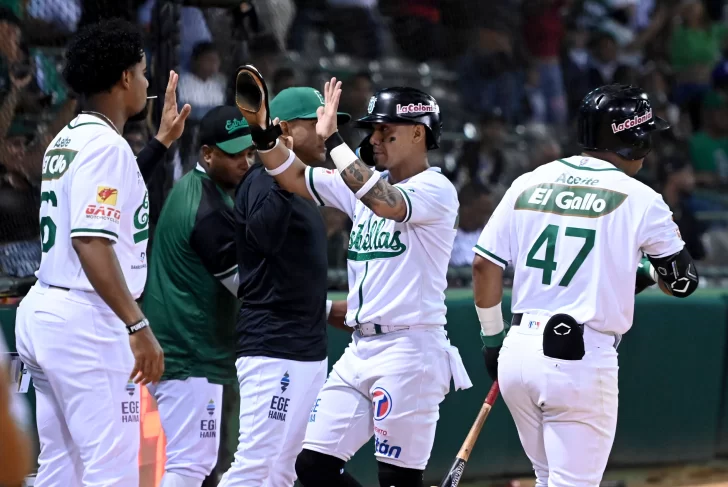 Estrellas se apoyan en rally de cinco vueltas y detienen su racha negativa