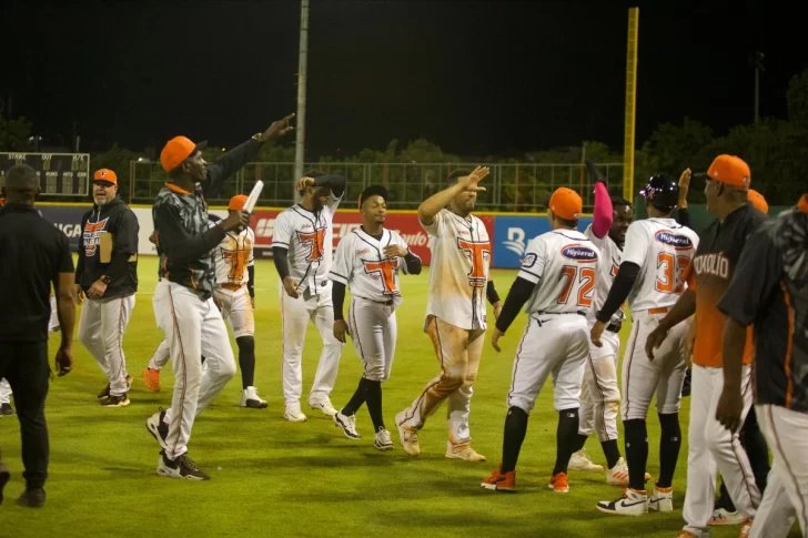 Toros reaccionan con tres en el noveno para vencer a las Águilas