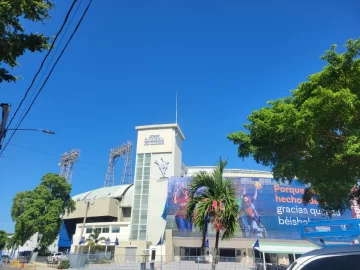 Dia Inaugural temporada 71, con seis lanzadores importados