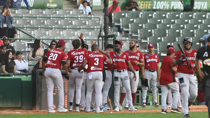 Los Gigantes se apoyan en dos rallies para vencer a las Estrellas nueve por tres