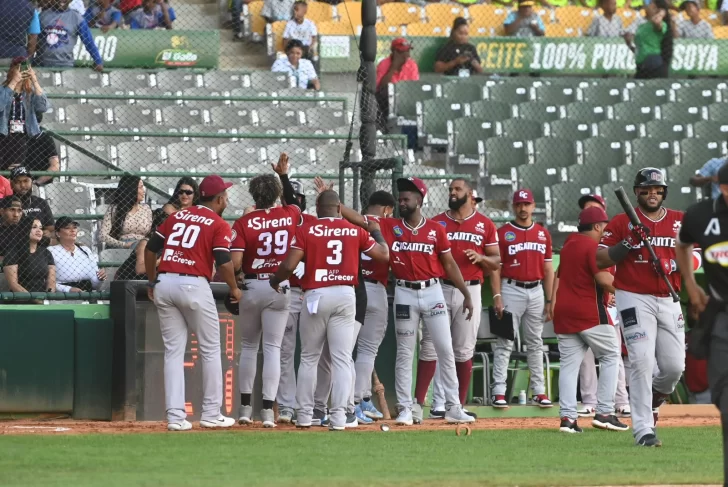 Los Gigantes se apoyan en dos rallies para vencer a las Estrellas nueve por tres