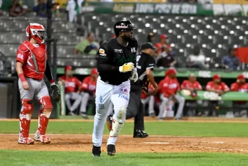 Estrellas frenan seguidilla de Leones, lideradas por pitcheo de Piña y jonrón de Sanó