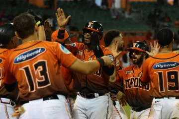 Ronny Simón empuja dos vueltas, Toros ganan 3-2 y dividen triunfos con los Leones