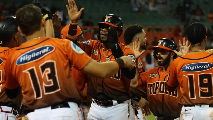 Ronny Simón empuja dos vueltas, Toros ganan 3-2 y dividen triunfos con los Leones