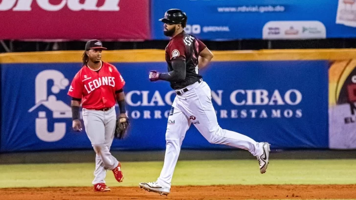 Vargas y Peguero lideran victoria de los Gigantes del Cibao sobre los Leones del Escogido