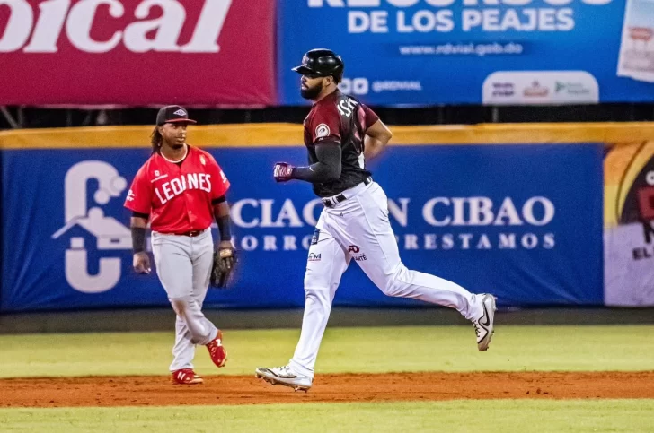 Vargas y Peguero lideran victoria de los Gigantes del Cibao sobre los Leones del Escogido