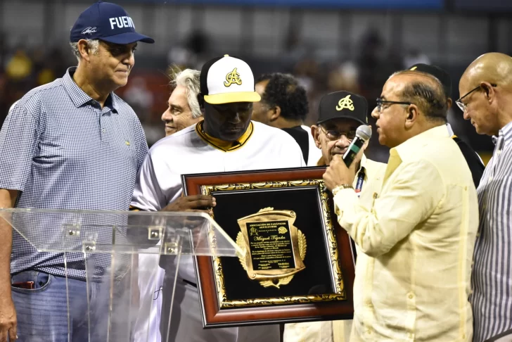 “Aguiluchos, ustedes son lo máximo”, Miguel Tejada en retiro de su número 4 por Águilas Cibaeñas