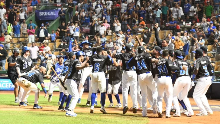 Sergio Alcántara la saca en triunfo del Licey