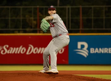 Leones amplían su racha, se afirman en el primero y complican a los Toros