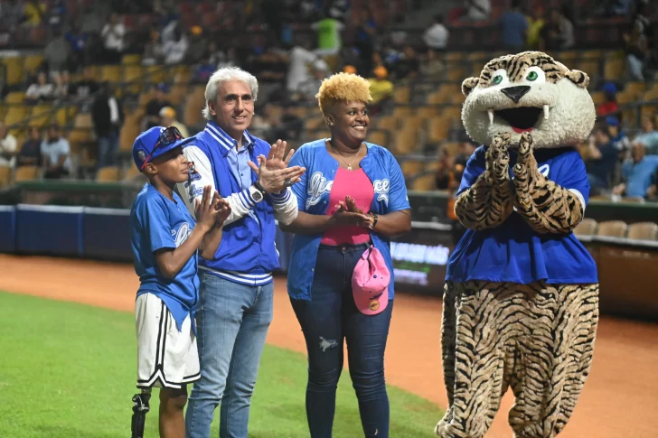 Mayker de Jesús Martínez lanza la primera bola antes del partido