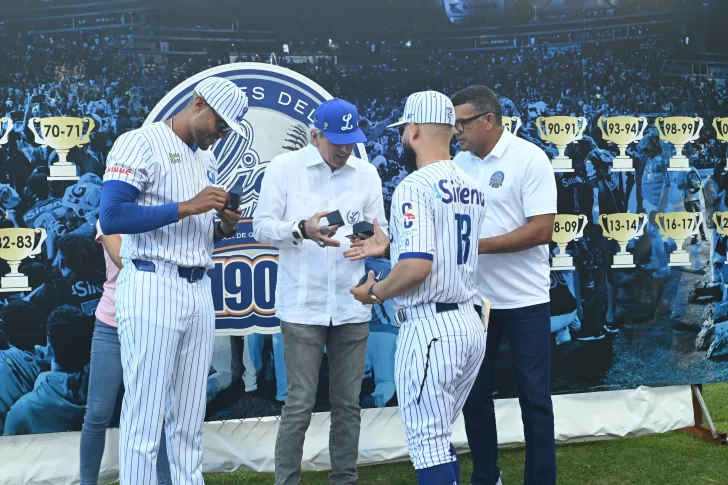 Licey hace entrega de anillos de bicampeones