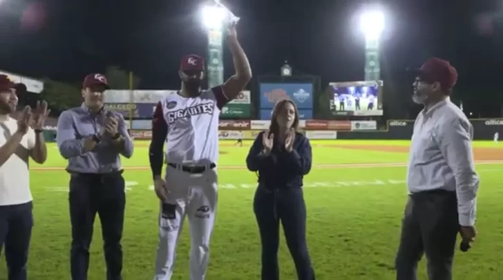 Gigantes reconocen a Carlos Peguero, líder jonronero de la franquicia