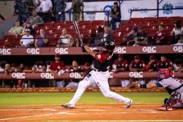 Los Gigantes castigan pitcheo de Leones en triunfo 13-1 y se ponen a uno del cuarto lugar