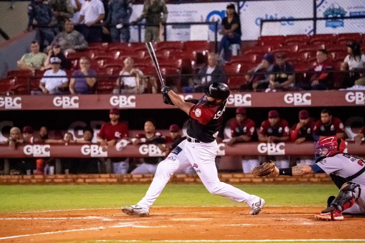 Los Gigantes castigan pitcheo de Leones en triunfo 13-1 y se ponen a uno del cuarto lugar