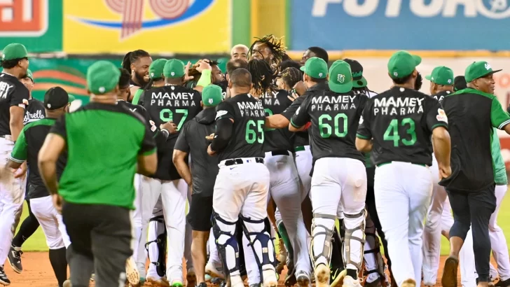 Estrellas Orientales aseguran el primer lugar al vencer 2-1 al Licey