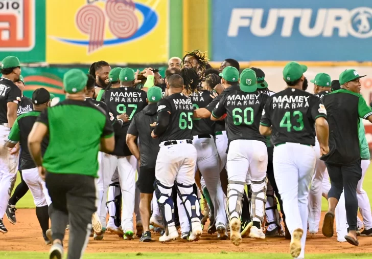 Estrellas Orientales aseguran el primer lugar al vencer 2-1 al Licey