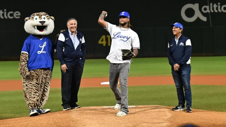 Licey reconoce a Luis Gil; lanza primera bola