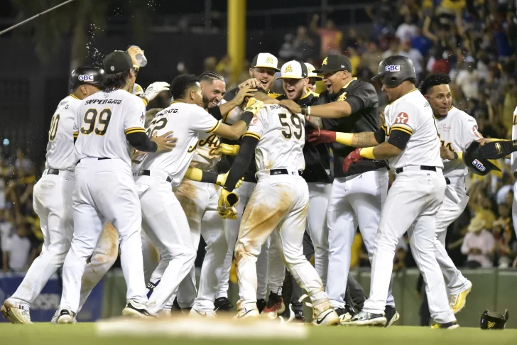 Águilas frenan el avance de los Tigres con triunfo 4-3 en 10 entradas