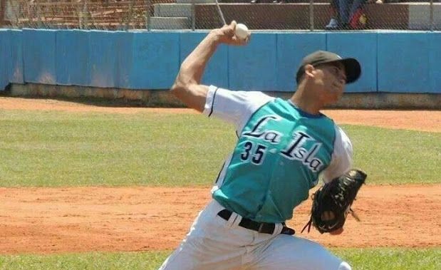 Águilas anuncian contratación del cubano Yoan López