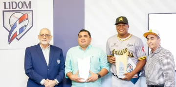 Enny Romero y Ángel Ovalles, premiados por LIDOM