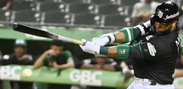 Robinson Canó empató con José Vizcaíno con 96 hits en RR