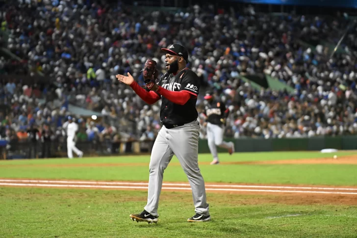 Leones blanquean 6-0 a Tigres y toman el liderato de la serie final 2-1