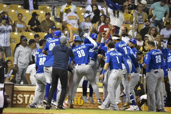 Licey blanquea Aguilas y colocan número mágico en tres