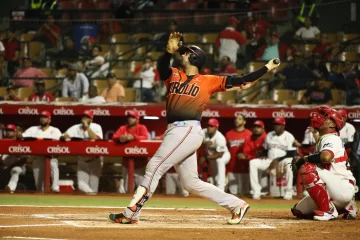 Estrellas firman a receptor Francisco Peña