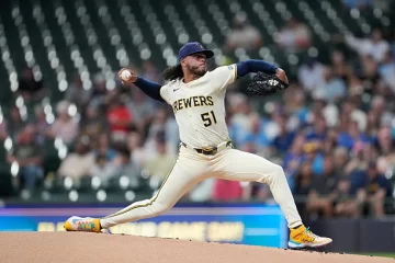 Freddy Peralta le pasa en ponches a José Mesa