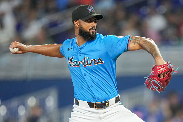 Sandy Alcántara latino con más triunfos en Miami