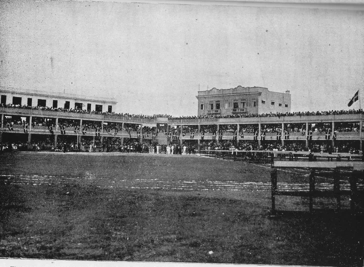 Estadio-Gimnasio-Escolar-en-el-momento-en-que-se-celebraban-los-primeros-juegos-olimpicos-dominicanos-del-16-al-23-de-Agosto-de-1937-728x534