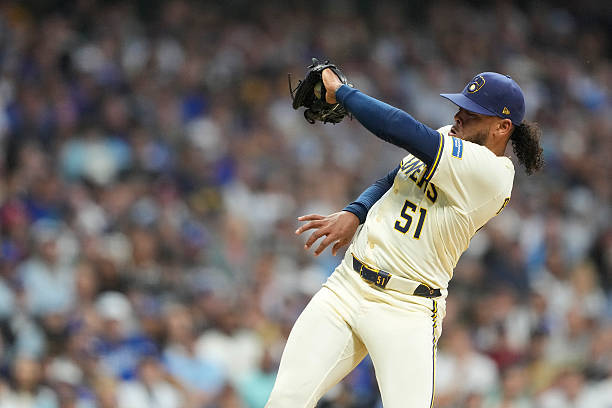 Freddy Peralta domina en su décima victoria