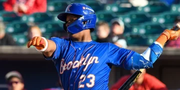 Jesús Báez, descubre que fue cambiado corriendo en  segunda base