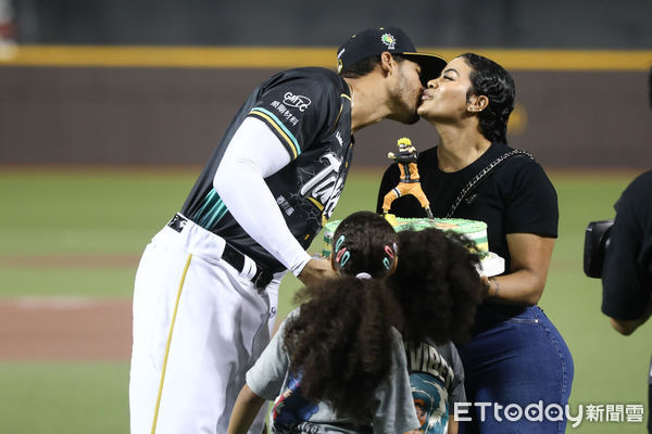Steven Moya; “A mi reina que ya está en el cielo, te amaré por siempre”.