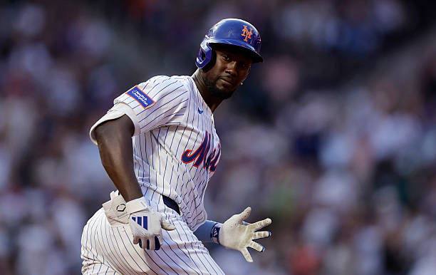 El bate y la voz de Ronny Mauricio  buscan llegar a los playoffs